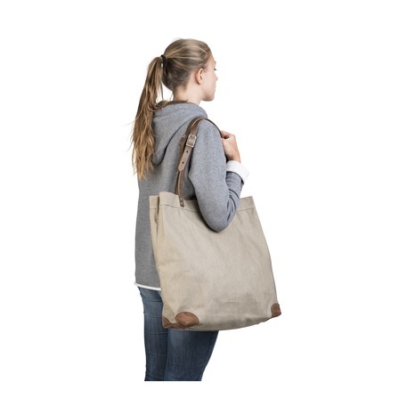 Einkaufstasche L Segeltuch in distel mit Lederriemen von Hack Lederware, getragen