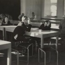 Bauhaus Studenten auf L&C Hockern in Dessau