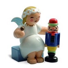 Margeritenengel, sitzend, mit Nussknacker und Nuss